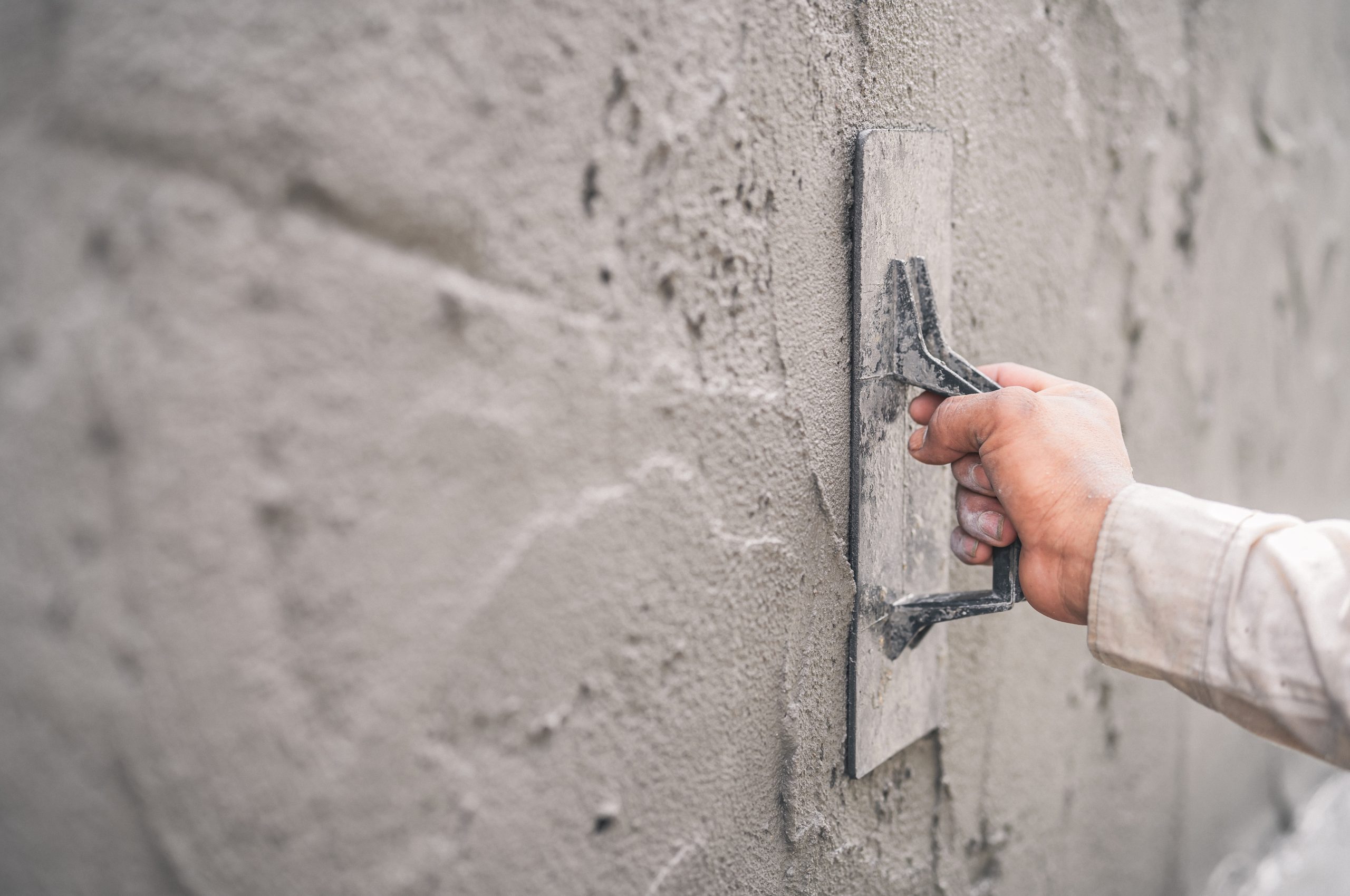 Reparatur von Oberflächenschäden an Betonzäunen | LunaGarten.at